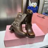 Outono e inverno 23 Super Hot Show Style Botas curtas estilo retrô, combinação de cores com moedas de ouro da sorte para realçar o estilo retrô, botas de marca.