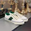 Tennis 1977 Sneaker con stampa Scarpa con striscia Web verde e rossa Luxurys Low-Top Lace Up Classiche sneakers con griglia in cellulosa Designer Scarpe casual njhy00002