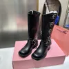 Outono e inverno 23 Super Hot Show Style Botas curtas estilo retrô, combinação de cores com moedas de ouro da sorte para realçar o estilo retrô, botas de marca.