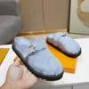 Designer Slipper Cozy Flat Sandals Calfskin Mules Clogs Denim Letter Printing Comfort Comfort Skor Plattform Lyxig Easy Sandal Fashion Womens Fluffy Shoe Scuffs 4V