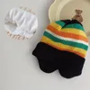 M676 Nuovo Autunno Inverno Capretti Del Bambino Cappello Lavorato A Maglia Arcobaleno Della Banda Carino Paraorecchie Caps Bambini Cranio Berretti Delle Ragazze Dei Ragazzi Cappelli Caldi