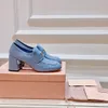 Patent Deri Loafers Penny Slot Logo Para Sikme Slip-On Ayakkabı Blok Topuk Siyah Fildişi Buzağı Kadın Moda Lüks Tasarımcıları Panel Tasarım Yuvarlak Toe Fabrika Ayakkabı