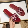 Lyx Slidesandaler broderade brev Flat tofflor för kvinnor Summer Designer Flip Flop Leather Slide Outdoor Beach Pink Pattern Casual Women's Sandal Shoes