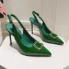 Höga klackar modeskor patent läder öppet på formell stiletthäl slingbacks sandaler spetsiga tår metall bokstav spänne dekoration kvinna klänning skor designer sko