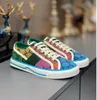 Tennis 1977 Sneaker con stampa Scarpa con striscia Web verde e rossa Luxurys Low-Top Lace Up Classiche sneakers con griglia in cellulosa Designer Scarpe casual njhy00002