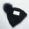 Femme Designer Lettres d'hiver Beanie Chapeau de broderie Pompons Femmes Câble extensible doux tricoté Pom Poms Cachemire Chapeaux Femme Chaud S2942