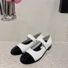 Mary Jane Ballerine Pelle di vitello verniciata nera Scarpe con cinturino alla caviglia con borchie e punta tonda slip-on Tacco basso da donna di alta qualità Calzature di fabbrica di designer di lusso