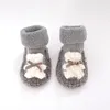 Primeros caminantes Zapatos de piso para niños de invierno para bebés Zapatillas para niños pequeños Cálido Niño Niña Suave Antideslizante Interior Niños Nacidos Lindo calcetín de dibujos animados