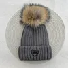 Designer tricot chapeau chapeau fourrure de raton laveur boule de fourrure matériau acrylique résistant au froid style unisexe chaud adapté aux hommes et aux femmes portent la tête et la queue