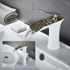 バスルームシンク蛇口Qiuci Chrome White Basin Waterfall Faucet Deckマウントブラスバニティシングルハンドルコールドウォータータップ