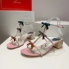 Rene Caovilla Women Sandals 4.5cm 낮은 힐 디자이너 신발 달콤한 활 캐주얼 패션 크리스탈 장식 평평한 바닥 연회 신발 새틴 고품질 공장 신발
