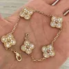 Charm Bracelets Luxury Van Clover Designer Bracelet Pearl 4 Leaf 18k Gold Laser Brand Bangle Necklace Earrings Wedding a Jewelr 4q6x