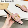 Nya 23SS-designer tofflor kvinnors platta sandaler modemärke all-match strand flip flops läder bruna svarta vita kvinnors tofflor