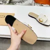 Nuevo 23ss Zapatillas de diseñador Sandalias planas para mujer Marca de moda Todo fósforo Chanclas de playa Cuero Marrón Negro Blanco Zapatillas para mujer