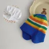 M676 Nuovo Autunno Inverno Capretti Del Bambino Cappello Lavorato A Maglia Arcobaleno Della Banda Carino Paraorecchie Caps Bambini Cranio Berretti Delle Ragazze Dei Ragazzi Cappelli Caldi