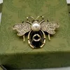 Famous Design Gold Bee Letters Luxurys Desinger Brooch Women Rhinestone Pearl Letter Brooches Suit Pin Fashion Jewelry Clothing De190r