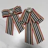 Brooches Luxury Vintage Bee Brooch Stripe Ribbon Pearl Bow For Women Neck Tie Girls Webbing Designer Collar Pins Wedding Jewelry212l