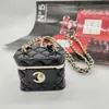 2023 Collier pendentif à longue chaîne de charme de qualité de luxe avec sac à main en cuir véritable noir design de boîte avec timbre de boîte PS3285258I