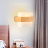 I lampadari aggiungono eleganza e funzionalità con le lampade da parete chic con decorazioni eleganti in legno