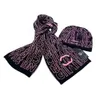 Projektant mody zimowe czapki i szaliki ustawione dla mężczyzn i kobiet