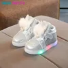 Tênis sapatos infantis primavera e outono led tênis brilhantes meninas luminous bebê sapatos de garoto colorido desenho animado sapatos de bebê 231009