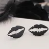 Brincos de garanhão preto sexy pequenos lábios para mulheres personalidade punk requintado orelha studs acessórios streetwear jóias na moda 2023 vge187