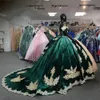 Meninas mexicanas vintage Emerald Green Veet Quinceanera vestido com apliques de laca de lantejoulas douradas fora do ombro feito sob medida