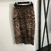 Leopard Print Hoodie Dress Set för kvinnor med kort stil tröjor toppar bokstäver webbling hög midje kjolar två bit