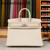 حقائب مصممة Birkinnss حقائب اليد حقيبة 5A نمط نساء Togo Lychee Manual Wax Thread TC Calf Leather Premium BK Handbag G8VF S96H 8U2P لها شعار