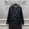 Pra da Trench da donna di design di lusso Giacca da donna Giacca a vento Cappotto con cintura ampia Trench corto con cappuccio casual femminile