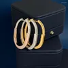 Orecchini a cerchio Orecchini a bottone con chiusura a U in zirconi color oro di alta qualità per gioielli di moda da donna (DJ2441)