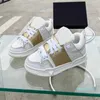 2023-Hommes Chaussures habillées pour femmes Chaussures de skate ouvertes en cuir de veau en cuir verni blanc corail hiver baskets décontractées designer luxe mode dames