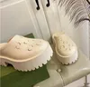 Zapatillas de lujo Diseñadores de marca Mujeres Señoras Sandalias de plataforma huecas hechas de materiales transparentes Moda sexy encantadores zapatos de playa soleados zapatillas 35-42 G68