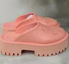 Zapatillas de lujo Diseñadores de marca Mujeres Señoras Sandalias de plataforma huecas hechas de materiales transparentes Moda sexy encantadores zapatos de playa soleados zapatillas 35-42 G68