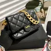 Kadın torba püskül metal zincir omuz çantası moda crossbody çanta klasik elmas ekose kare el çantası kapak antik deri çanta 21cm