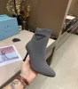 Damen-High-Heels mit rundem Kopf, kurze Stiefel, dreieckige Dekoration, mehrfarbig, hochwertige Designer-Schuhe