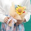 Decoratieve bloemen afgewerkt zonnebloem gehaakt zelfgemaakt bloemboeket met verpakking PAPIER gebreid cadeau voor de dag van de geliefde leraar