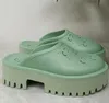 Zapatillas de lujo Diseñadores de marca Mujeres Señoras Sandalias de plataforma huecas hechas de materiales transparentes Moda sexy encantadores zapatos de playa soleados zapatillas 35-42 G68