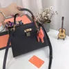 新しいデザイナーの女性のショルダーバッグカウハイドパームプリントコンソウラハンドバッグ財布ソフトレザーハンドバッグロックとギフトボックス付きポニーペンダント