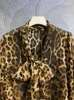 Женские блузки, модные женские шелковые блузки с леопардовым принтом, весна-осень, шарф с воротником и бантом, однобортная уличная рубашка