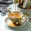 İngiliz tarzı kahve fincan seti kemik çin lüks hediye yaratıcılık çay bardağı ve kahve fincanı tabak seti güzel seramik fincan