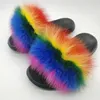 Sandálias de quadril Mulheres Verão Moda Rainbow Fur Slides Pelúcia Chinelos Peludos Sandálias Incríveis Sapatos Grandes 230417