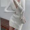 Långärmad klänning ribbad stickad koreansk sexig mini vita kvinnor s höst bodycon klänning v hal lila tröja klänning dam nya 210319196j