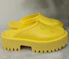 Zapatillas de lujo Diseñadores de marca Mujeres Señoras Sandalias de plataforma huecas hechas de materiales transparentes Moda sexy encantadores zapatos de playa soleados zapatillas 35-42 G68