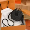 Toppkvalitet 2023 kvinnors casual handväska berömd designer mode präglad rund söt läder crossbody väska en axel väska