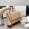 2023 Handbag Kadınlar Crossbody Bag Tasarımcı Omuz Çantası Basit Çok Amaçlı Koltuklu Ziyafet Deri Çanta Tarzı İyi Görünen Küçük