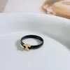 Ringar Clne Designer Luxury Fashion Women 2023 New Arc de Triomphe Color Kontrast Titanium Steel Ring Ins Small Design Black Ring Colorless Par Ring