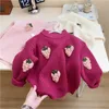 Vest Koreaanse kinderkleding 2023 winter meisjesmode 3D aardbei gebreid schattig thermische trui losse en veelzijdige top trui 231007