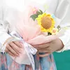 Decoratieve bloemen afgewerkt zonnebloem gehaakt zelfgemaakt bloemboeket met verpakking PAPIER gebreid cadeau voor de dag van de geliefde leraar