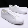 Klänningskor vår sommaren platt herr mode sneakers mjuk casual varumärke manliga vita skor gata stil 231009